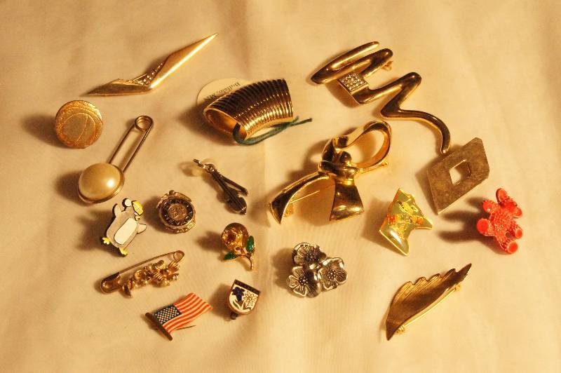 lot 506 image: Lot of Pins - including Scarf Clip, Vintage. American Flag, Bear, Ribbon, Safety Pin with Pearl, Penguin, Minnesota, Reno Nevada, Floral, ETC