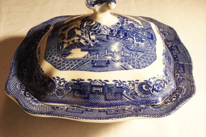 lot 508 image: Vintage Collectible Blue Willow Covered Casserole Dish