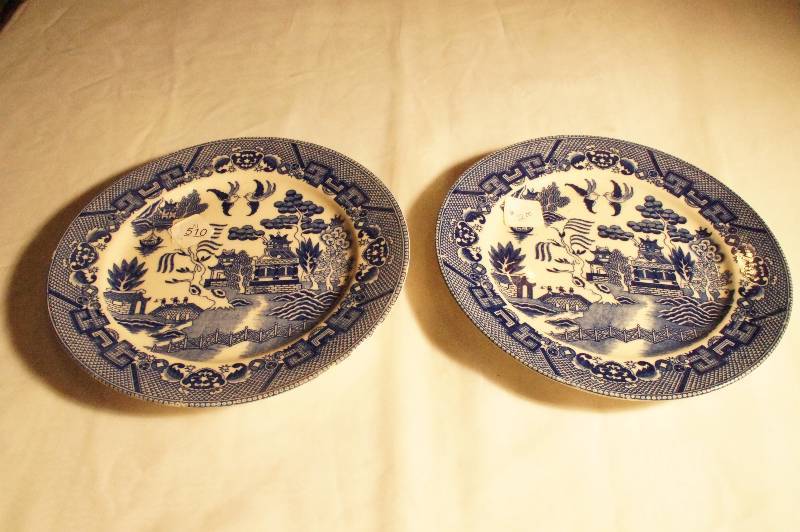 lot 510 image: Vintage Collectible Blue Willow Dinner Plates (Set of 2) Approx 9 Japan