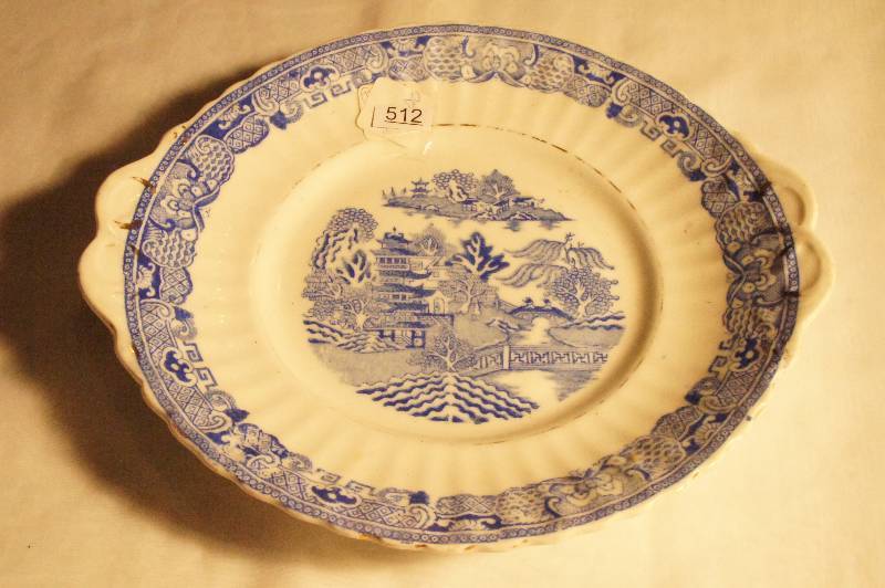 lot 512 image: Vintage Collectible Blue Willow Serving Plate Scalloped Edges Approx. 10