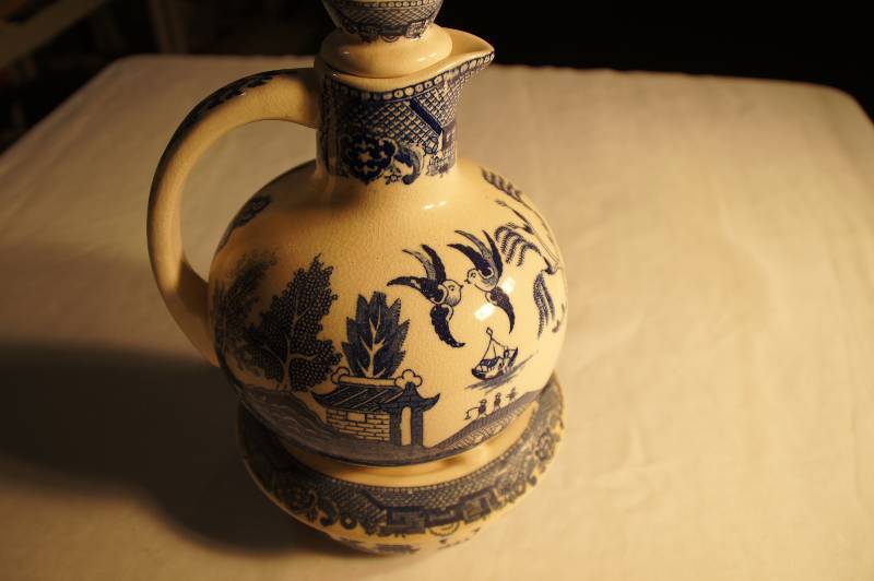 lot 515 image: Vintage Blue Willow Carafe Very Unusual