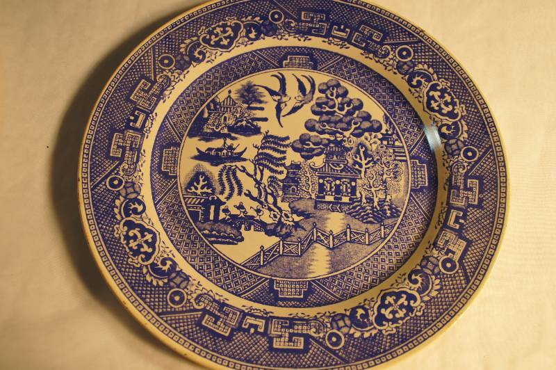 lot 516 image: Vintage Blue Willow Tin Plate with The Legend on the Back Approx 10
