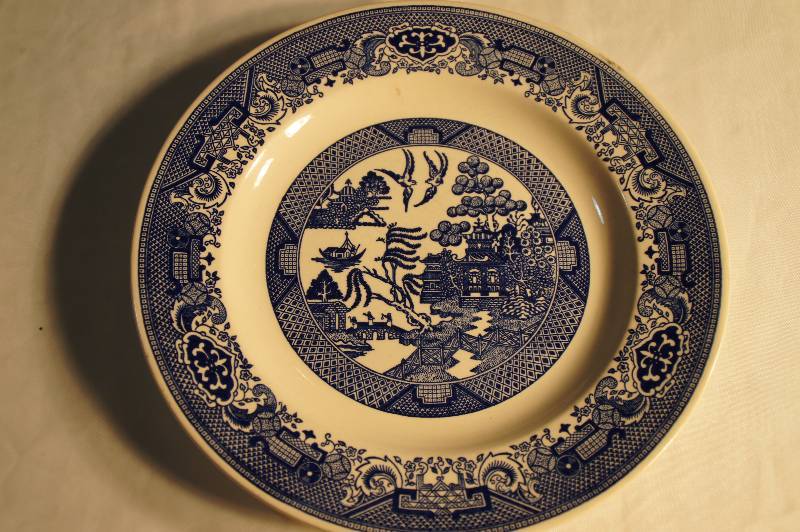 lot 517 image: Vintage Blue Willow Dinner Plate Approx 10