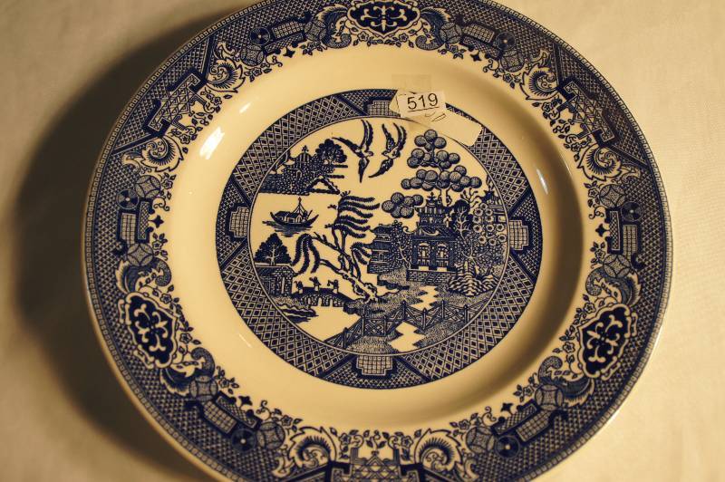 lot 519 image: Vintage Blue Willow Dinner Plate Approx 10 Willow Ware Royal China  Royal Ironstone