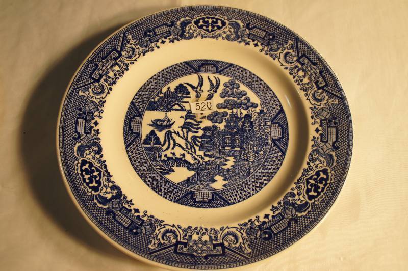 lot 520 image: Vintage Blue Willow Dinner Plate Approx 10 Willow Ware Royal China Underglaze