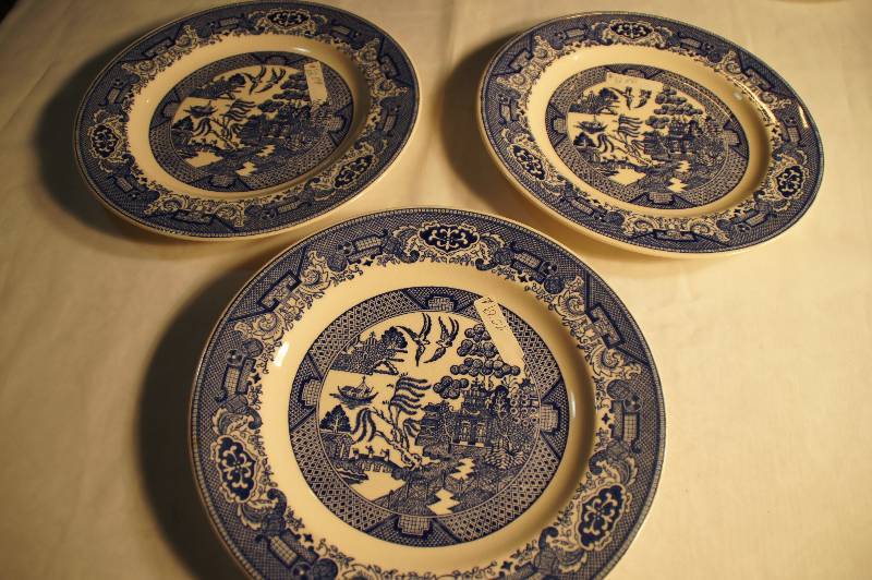 lot 522 image: Vintage Blue Willow Set of 3 Dinner Plates Approx 10 Willow Ware Royal Chine Underglaze M54