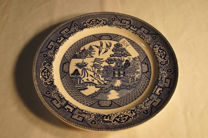 lot 524 image: Vintage Blue Willow Dinner Plate Approx 9 14