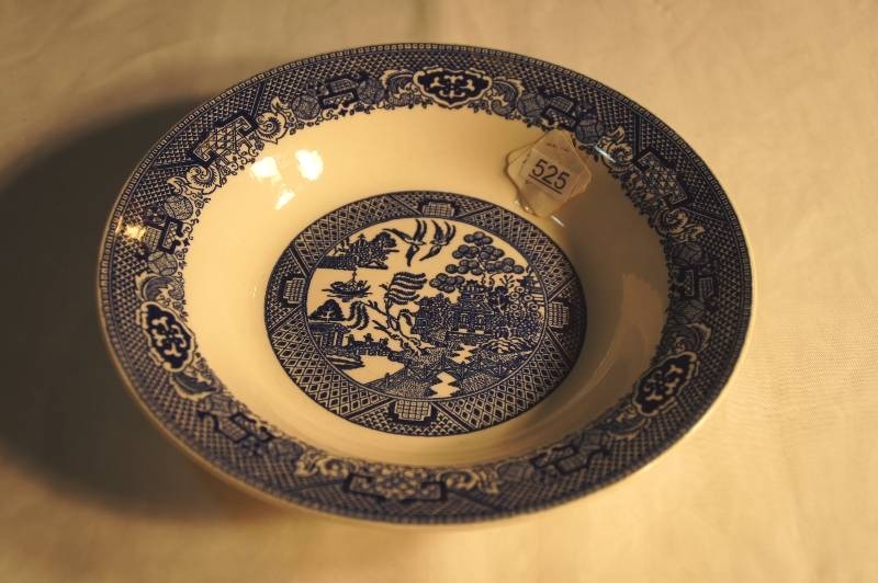 lot 525 image: Vintage Blue Willow Serving Bowl Approx 8 12