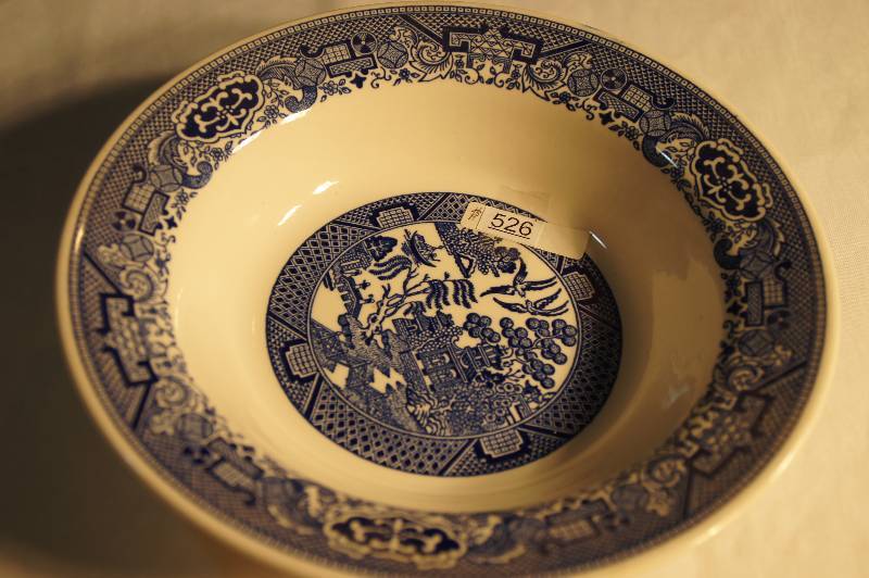 lot 526 image: Vintage Blue Willow Serving Bowl Approx 9 14