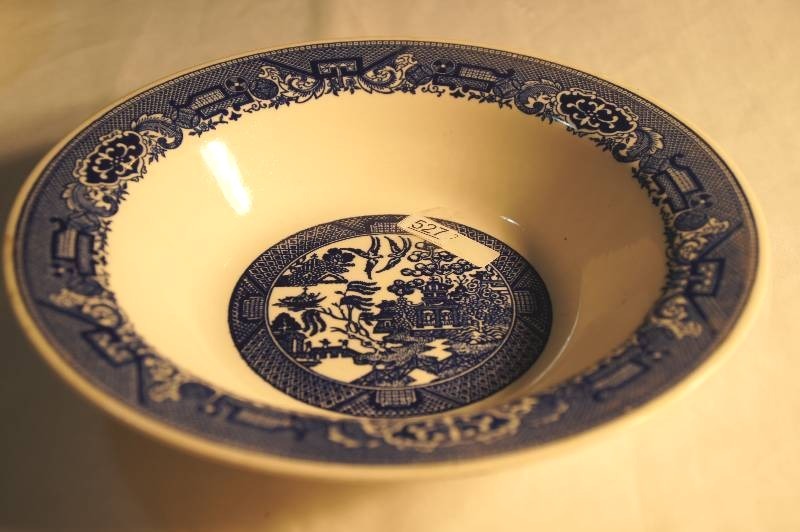 lot 527 image: Vintage Blue Willow Serving Bowl Approx 10 14
