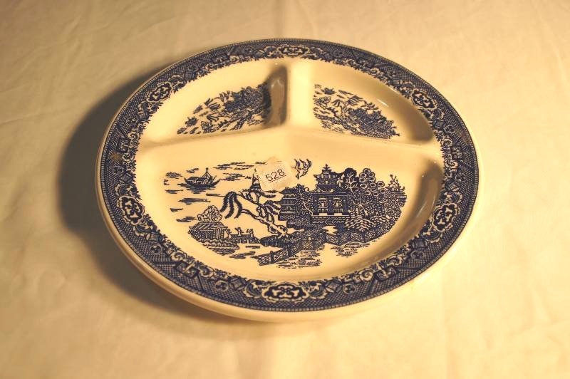 lot 528 image: Vintage Blue Willow Divided Plate Approx 11 12