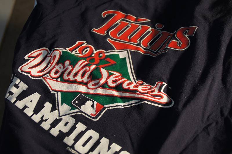 lot 535 image: Collectible Minnesota Twins xlg T-shirt 1987 World Series, Kirby Pucket T-Shirt Signed & 1987 Minnesota Twins Sweatshirt