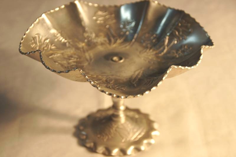 lot 537 image: 1950s Vintage Hand Hammered Aluminum Handled Round Bon Bon Compote Dish Approx 5 Tall