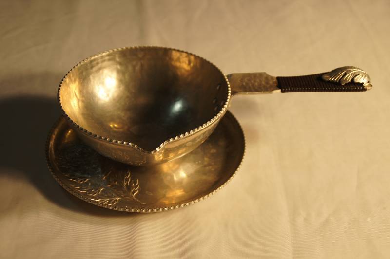 lot 541 image: Aluminum Gravy Dish Stamped Hand Wrought Silverlook 610 Trade Continental Mark