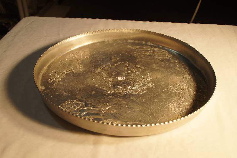 lot 545 image: 1950s Vintage Hand Hammered Aluminum Very Very Large Round Serving Tray Approx 18