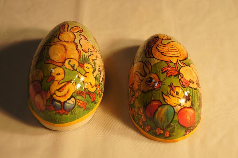 lot 549 image: Vintage Collectible Paper Mache Egg