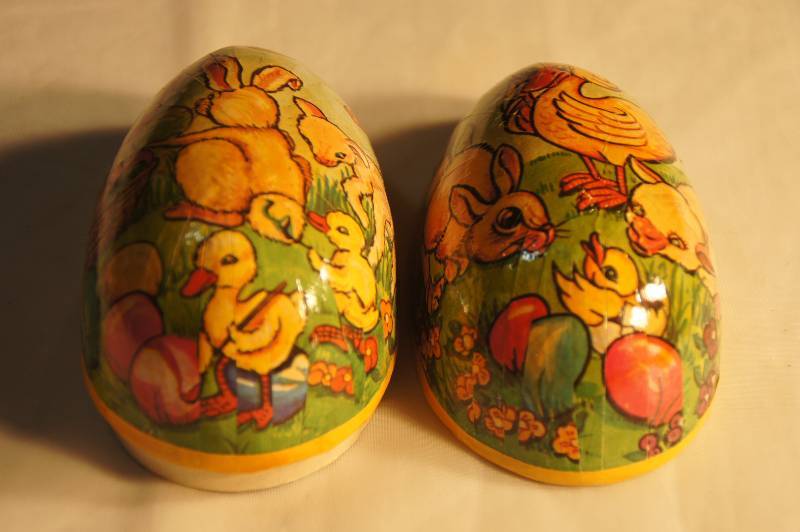 lot 550 image: Vintage Collectible Paper Mache Egg
