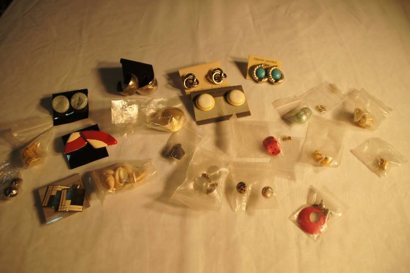 lot 566 image: Lot of Earrings