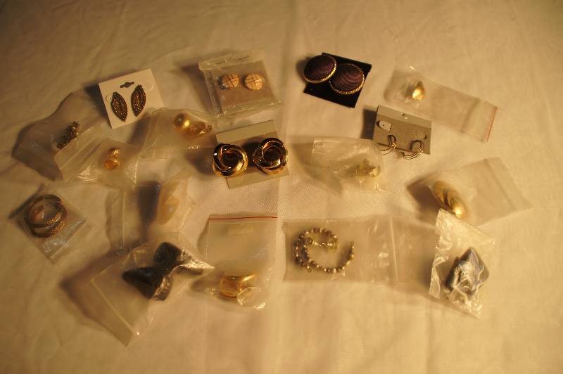 lot 567 image: Lot of Earrings