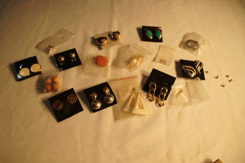 lot 568 image: Lot of Earrings