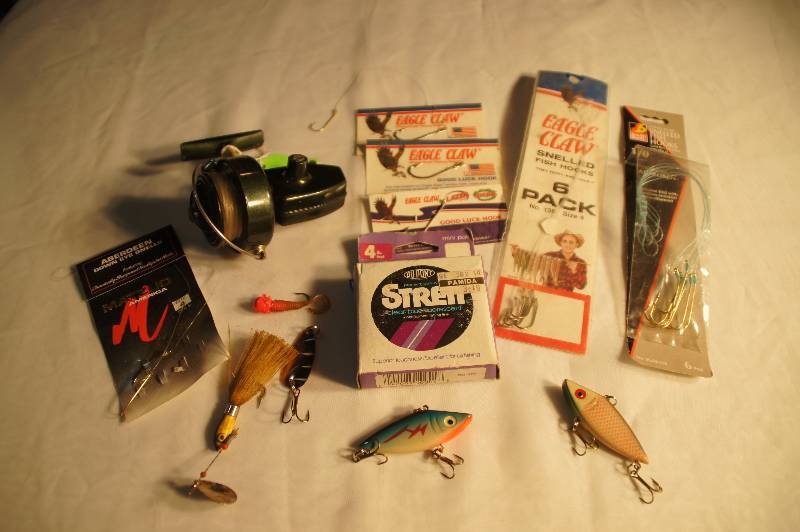 lot 577 image: Lot of Fishing Items - Reel, Hooks, Lures, String, Misc Ect