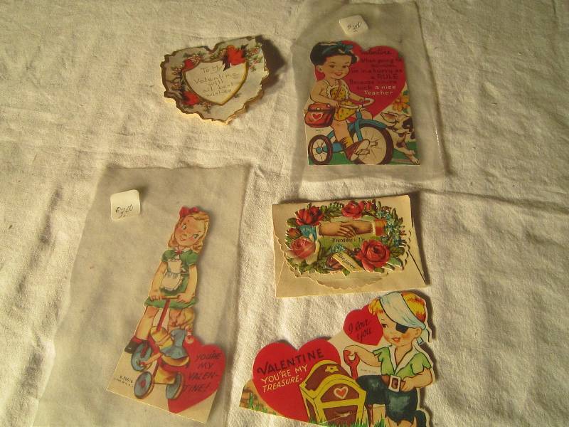 lot 581 image: 5 Collectible Valentines Cards