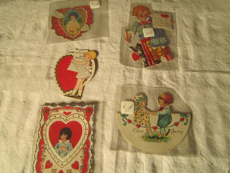lot 582 image: 5 Collectible Valentines Cards