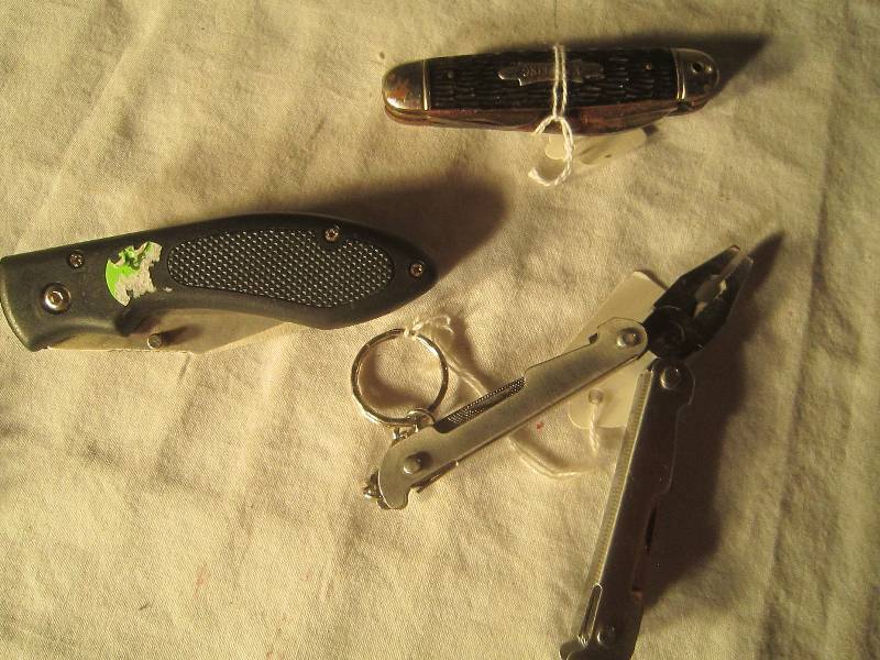 lot 591 image: 3 Collectible Knives - Keychain Collapsible Pilers, Kamp-King Knife, Black Knife
