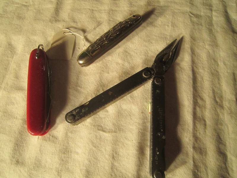 lot 592 image: 3 Collectible - 1 Leatherman Kamp-King & Like Swiss Army Knife