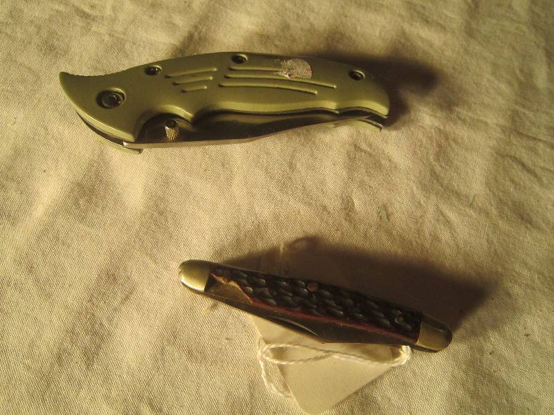 lot 593 image: 2 Collectible Knives Green and Black 321 (asis)