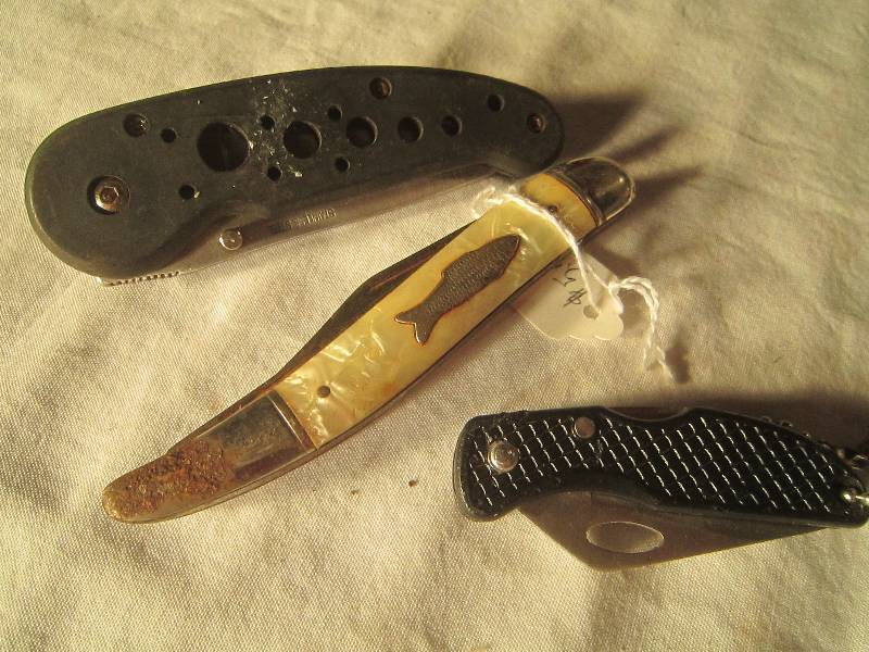 lot 595 image: 3 Collectible Knives - 1 with Fish on it
