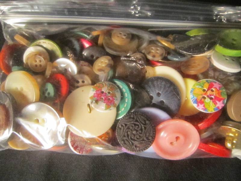 lot 609 image: Bag of Collectible Buttons