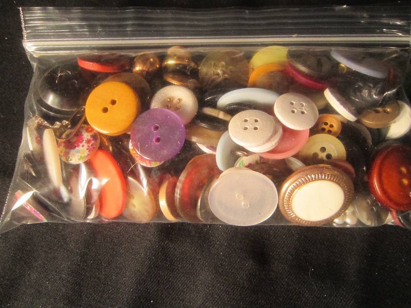 lot 610 image: Bag of Collectible Buttons