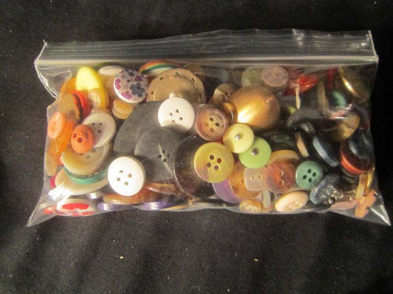 lot 611 image: Bag of Collectible Buttons