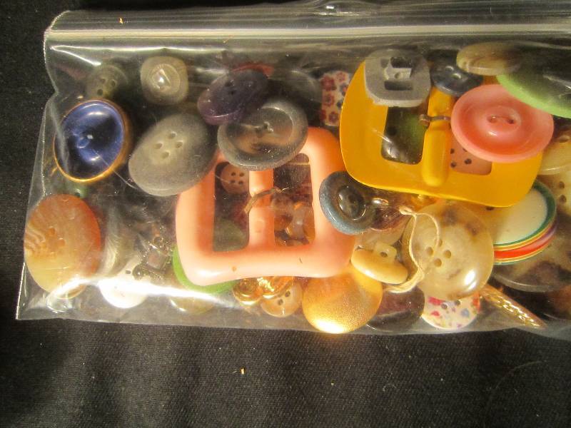 lot 612 image: Bag of Collectible Buttons & Buckles