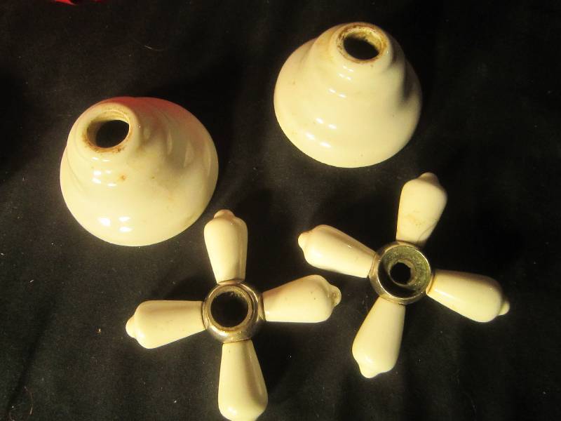 lot 628 image: Vintage Porcelain Knobs