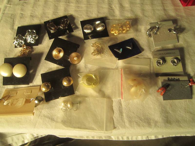 lot 629 image: Collectible Earrings