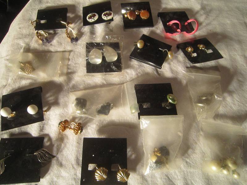 lot 630 image: 17 Pair of Clip Collectible Earrings