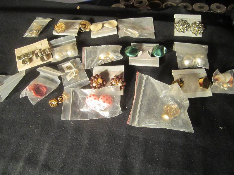 lot 632 image: 17 Pair of Clip Collectible Earrings