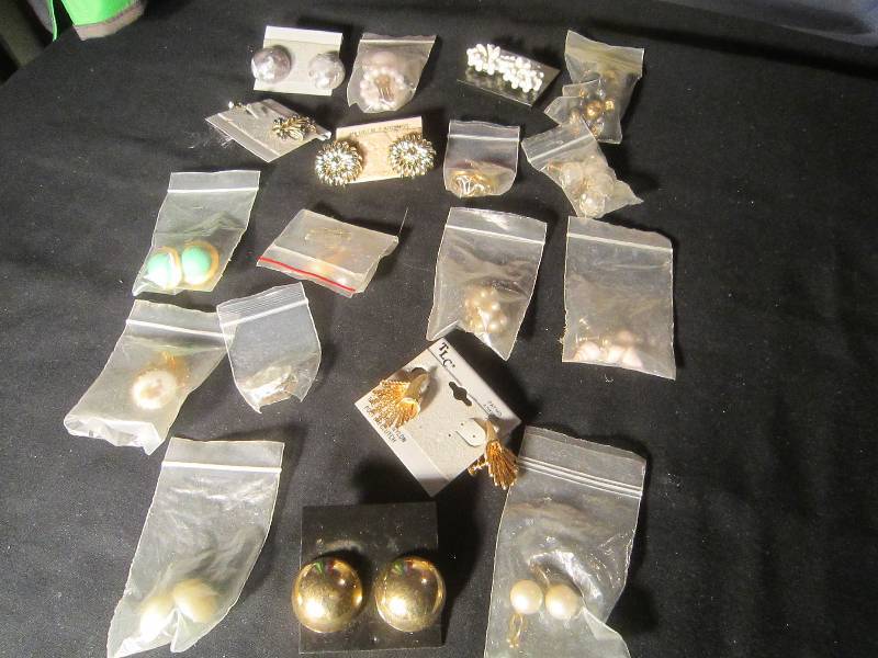 lot 633 image: 17 Pair of Clip Collectible Vinatge Earrings