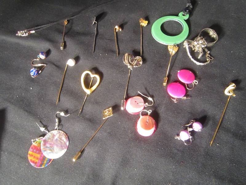 lot 645 image: LOT - 20 Plus pieces of Jewelry