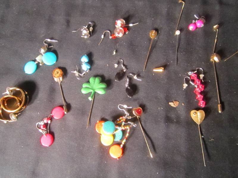 lot 646 image: LOT - 20 Plus pieces of Jewelry