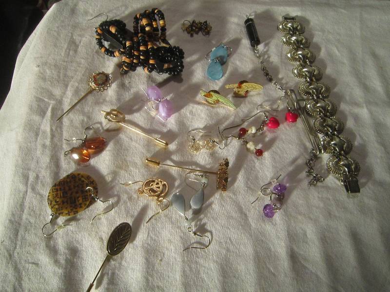 lot 648 image: LOT - 20 Plus pieces of Jewelry