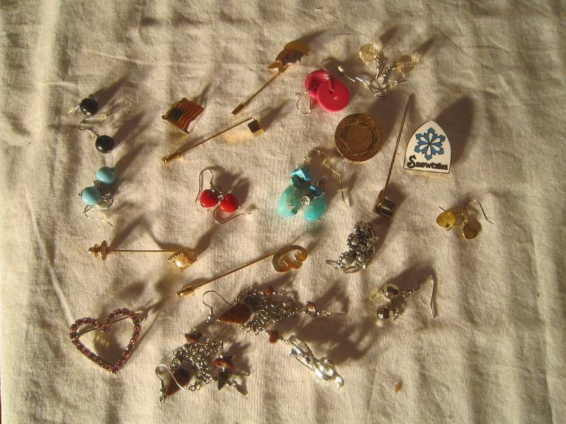 lot 649 image: LOT - 20 Plus pieces of Jewelry