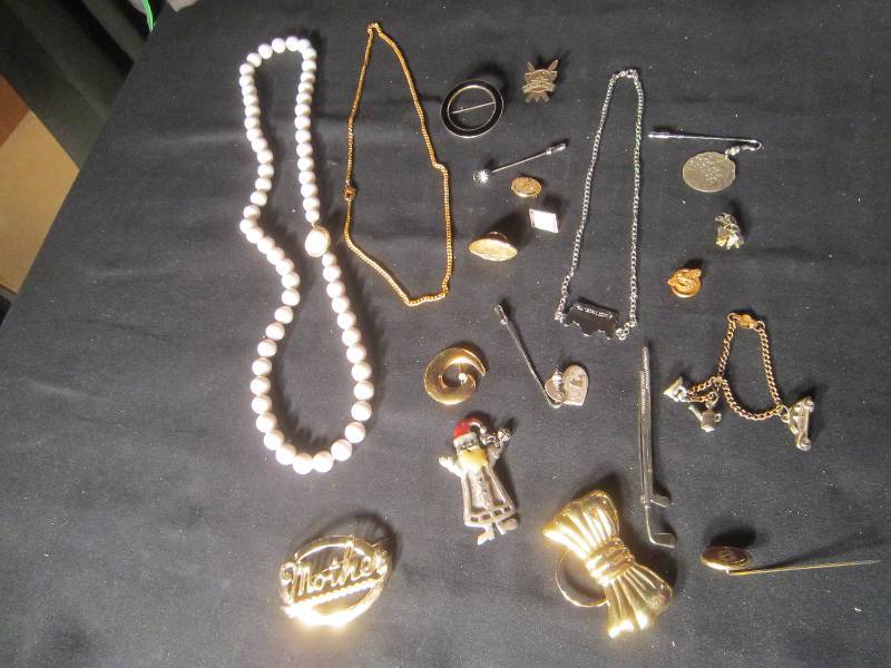 lot 650 image: LOT - 20 Plus pieces of Jewelry