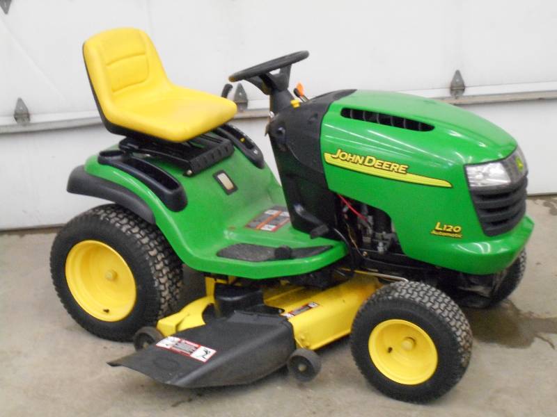 lot 1 image: John Deere LX120 Automatic Lawn Tractor