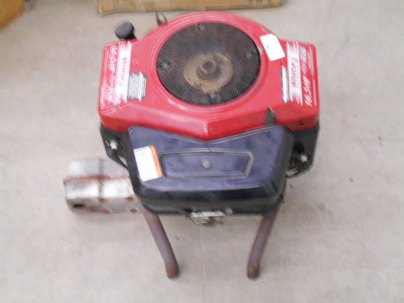 lot 3 image: Briggs & Stratton Industrial Plus 16.5HP Engine