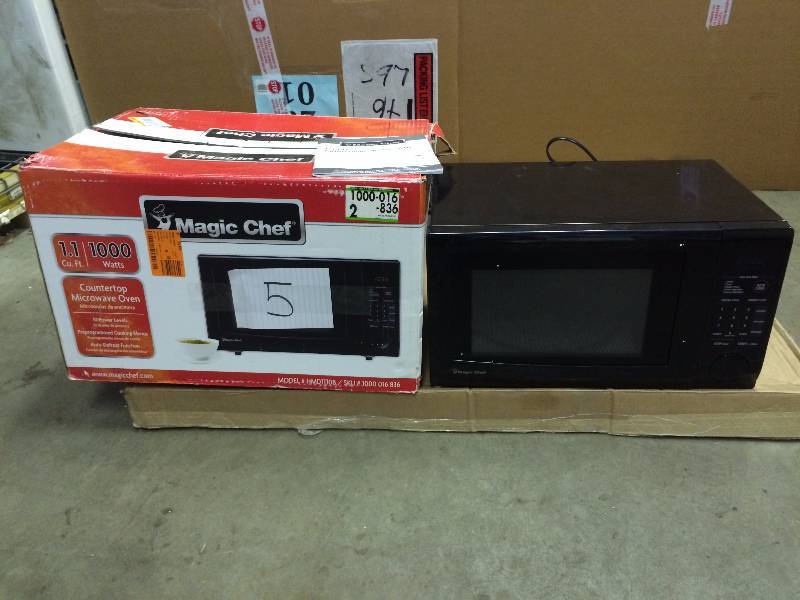 lot 5 image: Magic Chef Model HMD1110B 1.1 Countertop Microwave New