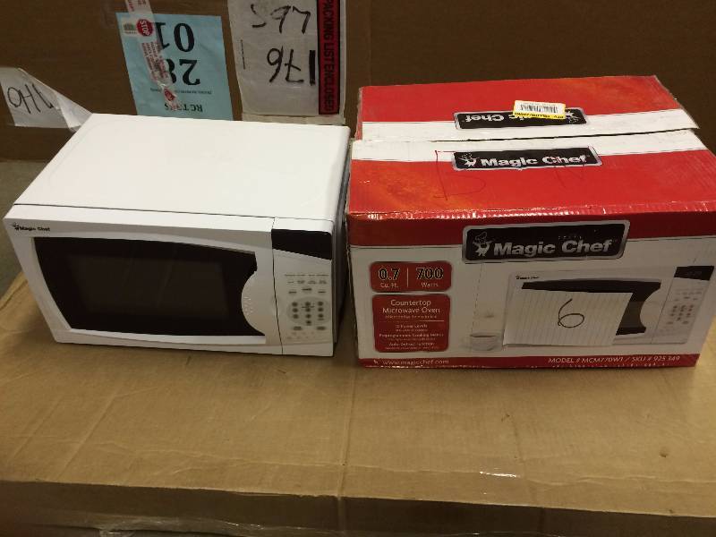 lot 6 image: Magic Chef Model 0.7 CU MCM770W1 1.1 Countertop Microwave New
