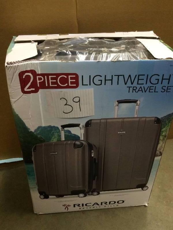 lot 39 image: 2 Pc Lightweight Travel Set